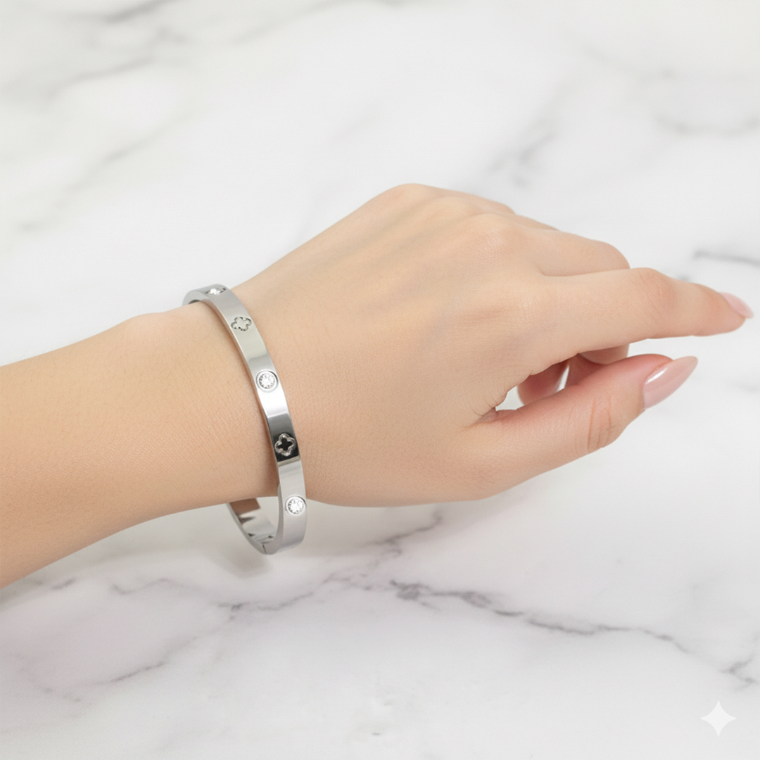 Classic Bangle - Clover